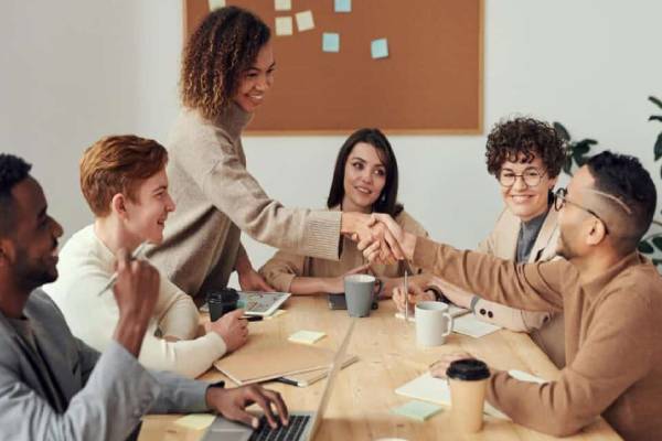 அலுவலக காதல் அதிகமாக இருக்கும் நாடு எது தெரியுமா? | Most Office Romance Prevalent In The World