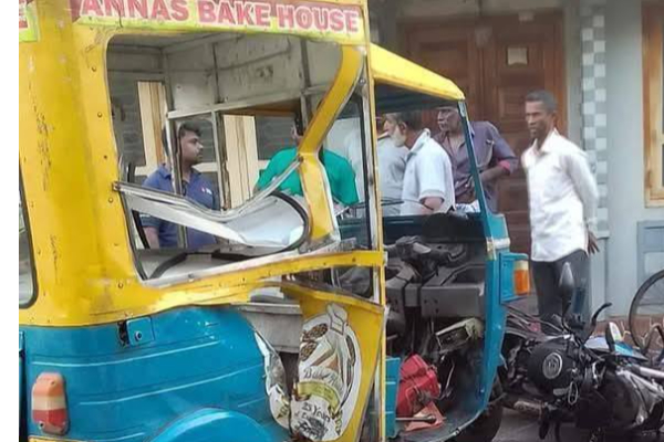 திருகோணமலை வைத்தியசாலைக்கு அருகில் விபத்து ; இருவர் படுகாயம் | Accident Near Trincomalee Hospital