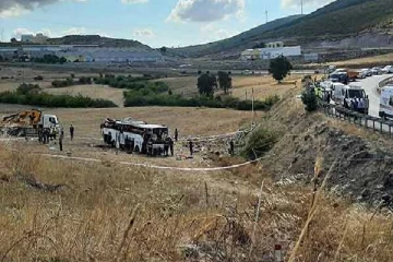 கட்டுப்பாட்டை இழந்த பயணிகள் பேருந்து...15 பேர் பலி