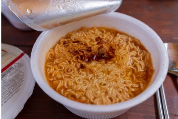 ඔබත් ක්ෂණික නූඩ්ල්ස් රසට ඇබ්බැහි වෙච්ච් කෙනෙක්ද? - එහෙනම් මේක බැලිය යුතුම ලිපියක්.