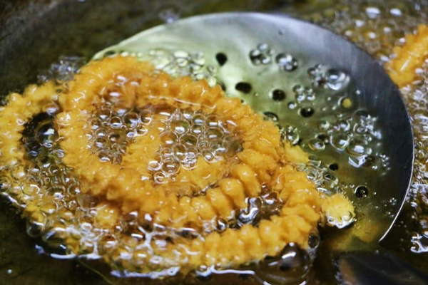 முறுக்கு சுட போறீங்களா? இப்படி ஒரு முறை செஞ்சு பாருங்க | Murukku Recipe Tamil