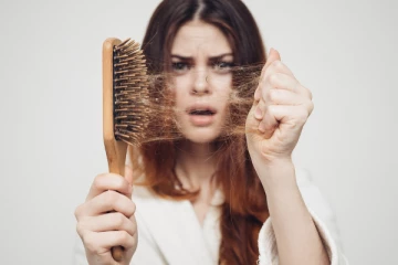 முடி ரொம்ப உலர்ந்து வெடிச்சு இருக்கா? வளர்ச்சிக்கு இந்த இயற்கை பொருட்கள் மட்டுமே போதும்…!