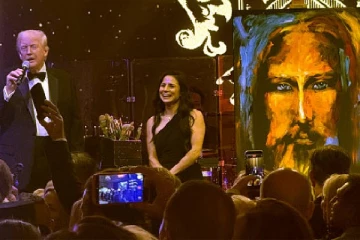 இயேசு ஓவியத்தை ஏலம் விட்ட டிரம்ப்: ஒற்றை கையெழுத்தில் ரூ. 23 கோடி நிதி திரட்டல்