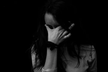 இளம் தாய் வன்புனர்வு; பின் வாசல்வழியே ஓடியவருக்கு வலைவீச்சு