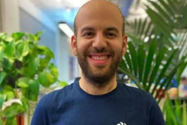 காதலியின் அறையில் இருந்து கொண்டே கோடி கோடியாய் சம்பாதித்த நபர்! அதுவும் இப்படியா? | Man Lying In His Gf Bedroom Became Billionaire