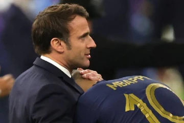 உடைந்து நொறுங்கிய கைலியன் எம்பாப்பே: அரவணைத்து ஆறுதல் கூறிய இமானுவல் மேக்ரான்