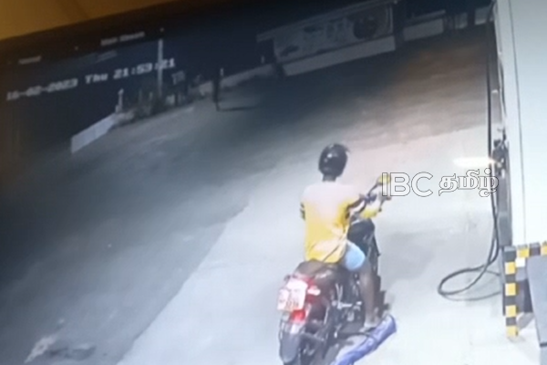 யாழில் நேற்றிரவு நடந்த பயங்கரம்..! துரத்தி துரத்தி வாள்வெட்டு (காணொளி) | Sword Attack Jaffna Area