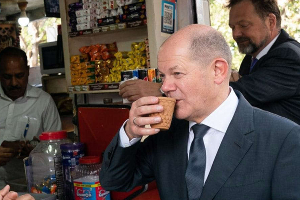 சாலையோர கடையில் தேநீர் அருந்திய ஜெர்மனி சான்ஸ்லர்! | German Chancellor Drinking Tea At A Roadside Shop