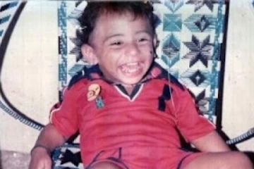 புன்னகையால் மனதை கொள்ளையடிக்கும் இந்த குழந்தை யார் தெரியுமா.. தமிழ் சினிமாவின் முக்கிய நடிகர்களில் ஒருவர்