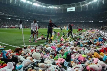 கால்பந்து அரங்கத்தில் ஆயிரக்கணக்கான பொம்மைகளை வீசிய ரசிகர்கள்: நெகிழ்ச்சி காரணம்