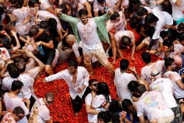 ஸ்பெயின் நாட்டில் களைகட்டிய தாக்காளி திருவிழா; வைரலாகும் புகைப்படங்கள்!