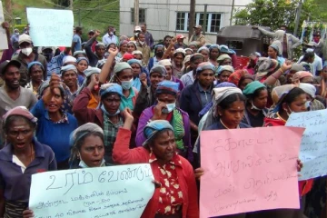“கோட்டாபய அரசாங்கமே உனக்கு கண் தெரியவில்லையா?” - பதாகைகளுடன் வீதிக்கு வந்த டொரிங்டன் தோட்ட தொழிலாளர்கள் (படங்கள்)