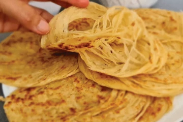 නිවාඩු දවසේ වෙනස්ම විදිහකට රස විදින්න ලේයර් පරාටා රෙසිපි එකක්.