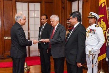 அதிபரிடம் நற்சான்றுப் பத்திரத்தைக் கையளித்த புதிய இந்திய உயர்ஸ்தானிகர்