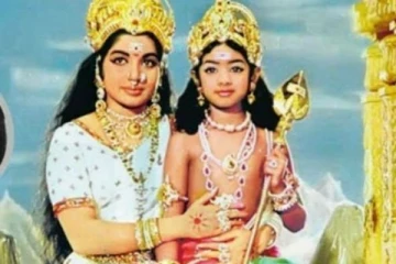 ஜெயலலிதா கையில் இருக்கும் பிரபல நடிகை யார் தெரியுமா?.. வாங்க தெரிஞ்சிக்கலாம்