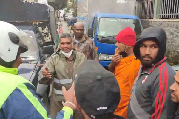 மோட்டார் சைக்கிளில் சென்றவரை மோதிய காவல்துறை வாகனம் - கலவர பூமியானது குறித்த பிரதேசம்(படங்கள்) | Motorcycle Collided With The Police Jeep