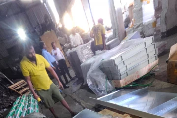 அதிகாரிகளை மிரள வைத்த சீன கதவுகள் ; சோதனையில் காத்திருந்த ஷாக்