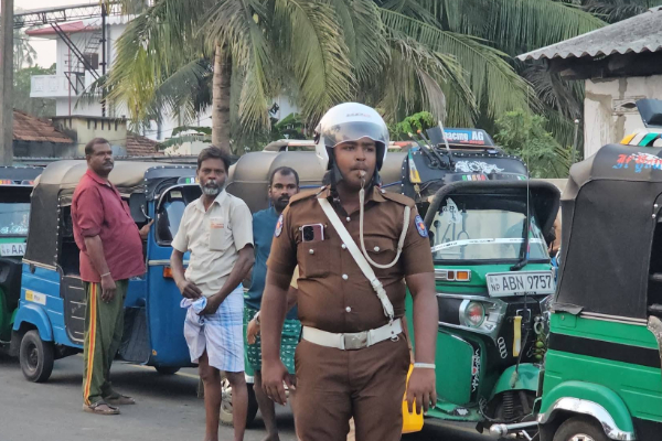 போர் பதற்றத்தால் யாழிலும், மட்டக்களப்பிலும் குவிந்த மக்கள் ; களத்தில் பொலிஸார் | Long Queues In Jaffna Amid War Tension