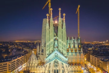 உலகின் மிக உயரமான தேவாலயமாக மாறிய சாக்ரடா ஃபேமிலியா