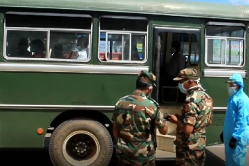கிளிநொச்சியில்  இராணுவத்தினரின் உதவியுடன் ஓய்வூதிய கொடுப்பனவை பெற்ற முதியவர்கள்