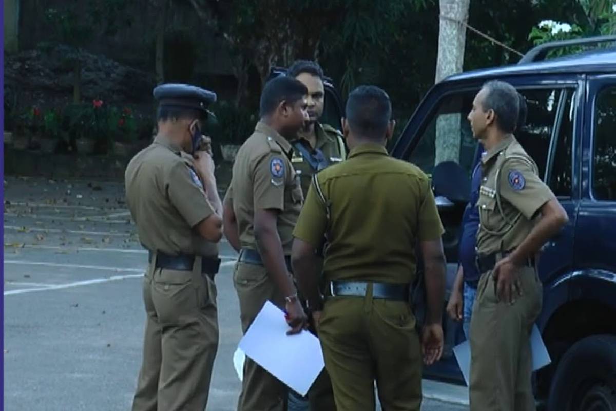 தற்கொலையா? கொலையா? ;மரத்தில் தொங்கிய நிலையில் சடலம் மீட்பு | Suicide Murder Body Found Hanging From Tree