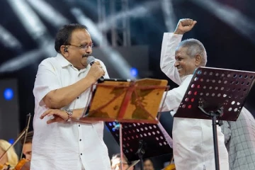 மறைந்த பின்னணி பாடகர் எஸ்.பி.பியை மேடையில் ஜாலியாக அடித்த இளையராஜா.. இணையத்தில் வைரலாகும் வீடியோ