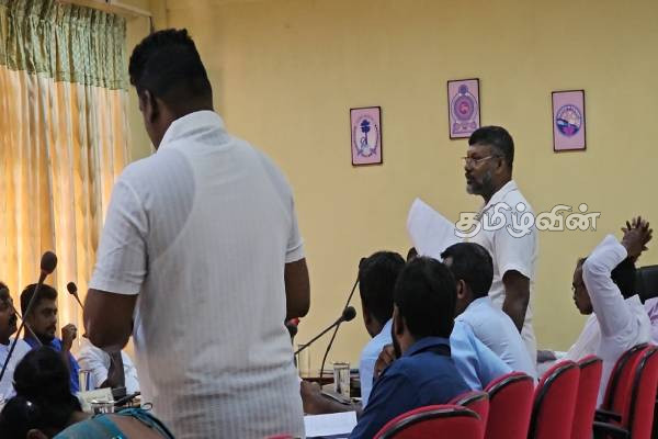 ஒலியமைப்பு சீரின்மையால் எழுந்த பிரச்சினைக்கு மானிப்பாய் பிரதேசசபை தவிசாளர் தீர்வு | Manipay Pradeshiya Sabha Session Sound System