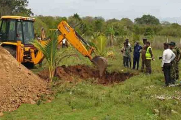 வவுனியாவில் 3 இடங்களில் விடுதலைப் புலிகளின் ஆயுதங்கள் தேடி அகழ்வாராய்ச்சி! | Ltte Weapons Excavated At 3 Locations In Vavuniya