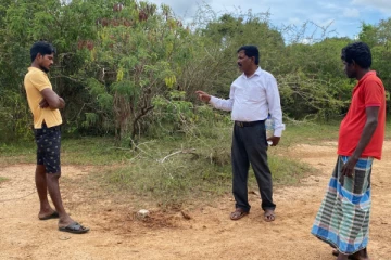 முல்லைத்தீவு கிராம மக்களுக்கு சொந்தமான நிலங்கள் மீது தொடரும் ஆக்கிரமிப்பு (PHOTOS)