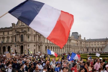 போராட்டத்தில் குழந்தைகள் அமைப்பு; பிரான்ஸ் எடுத்த அதிரடி நடவடிக்கை