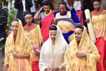 திருமணத்திற்கு முன் மணமகனின் வலிமையை சோதிக்கும் மணமகளின் தாய்.! ஆப்பிரிக்க பழங்குடியினரின் விசித்திரமான வழக்கம்