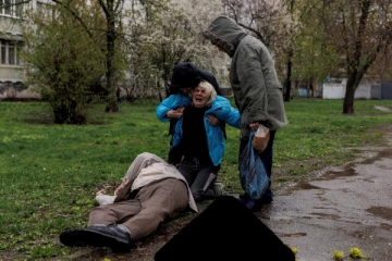 கையில் பாணுடன் இரத்த வெள்ளத்தில் தந்தை; கதறி அழும் மகள்; உக்ரைனில்  தொடரும் சோகம்