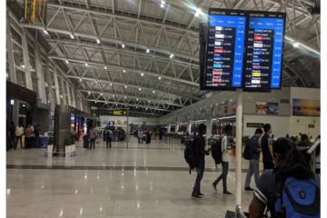 தமிழகத்தில் முழு ஊரடங்கு எதிரொலி - வெறிச்சோடிய சென்னை விமான நிலையம்