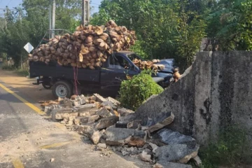 யாழில் வீதியை விட்டு விலகி மதிலை உடைத்த வாகனம்!