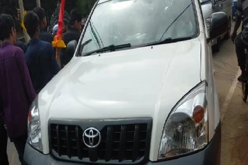 மாணவர் பேரணிக்கு ஒதுங்கி வழிவிட்ட யாழ்.மாவட்டச் செயலர்!