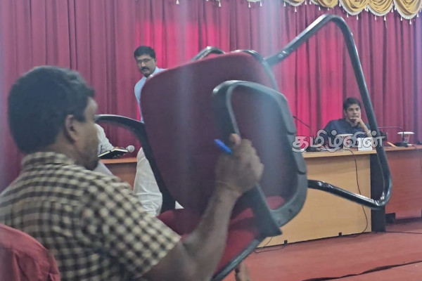 சண்டிலிப்பாய் அபிவிருத்தி ஒருங்கிணைப்பு குழு கூட்டத்தில் கதிரையால் கலவரம்! | Chandilippai Dcc Meeting Due To Riot