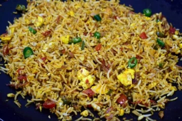 ஹோட்டல் ஸ்டைலில் வீட்டிலெயே செய்யும் முட்டை ப்ரைடு ரைஸ்!