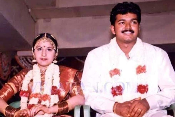 அப்பா, அம்மாவை கண்டுக்காத விஜய் மனைவியையும் ஏமாற்றினாரா.. 25 திருமண நாளையும் மறந்துவிட்டாரா? | Vijay Did Wished For His Wife 25Th Wedding