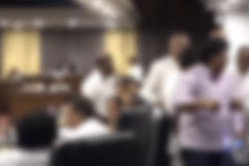 මහරගම නගර සභාවේ උණුසුම් තත්ත්වයක් - පක්ෂ මන්ත්‍රීවරුන් රැසකගේ ගුටි කෙළියෙන් මාලිමාවේ මන්ත්‍රීවරයෙක් රෝහලේ