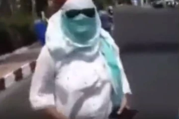 சிவனேன்னு போய்ட்டு இருக்க இந்தம்மா என்ன கத்துது? வைரலாகும் வீடியோ..