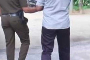 கிளிநொச்சியில் பணியாற்றிய கடற்படை சிப்பாய் திடீர் சுற்றிவளைப்பில் வவுனியாவில் கைது