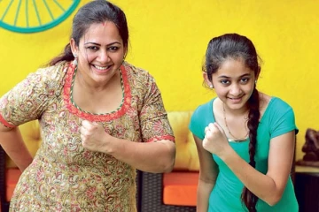 கையில் தம்பி பாப்பாவுடன் அர்ச்சனாவின் மகள்! வைரலாகும் வீடியோ