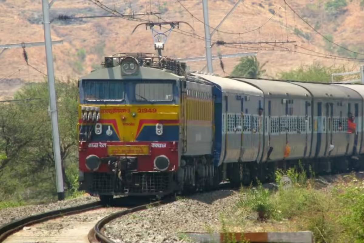 பயணிகளுக்கு மூன்று வேளையும் இலவசமாக உணவு வழங்கும் ஒரே ரயில்.., எது தெரியுமா? | Indias Only Train Offering Free Food To Passengers பயணிகளுக்கு மூன்று வேளையும் இலவசமாக உணவு வழங்கும் ஒரே ரயில்.., எது தெரியுமா? | Indias Only Train Offering Free Food To Passengers
