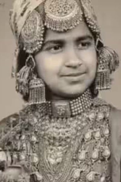 இந்த புகைப்படத்தில் பிரபல நடிகை ஒருவர் இருக்கிறார்.. அது யார் என்று தெரியுமா | Actress Radhika Sarathkumar Childhood Photo