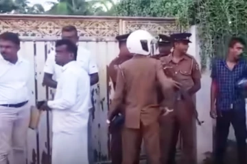 ප්‍රසිද්ධ විහාරස්ථානයක ආරක්ෂාවට සිටි පොලිස් නිලධාරියෙක් හදිසියේ වෙඩි තබාගෙන සියදිවි හානි කරගයි