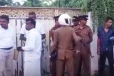 ප්‍රසිද්ධ විහාරස්ථානයක ආරක්ෂාවට සිටි පොලිස් නිලධාරියෙක් හදිසියේ වෙඩි තබාගෙන සියදිවි හානි කරගයි