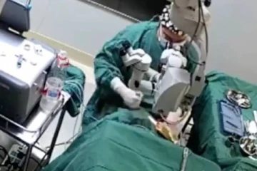 கண் அறுவை சிகிச்சையின் போது தாக்கப்பட்ட நோயாளி : வைத்தியர் பணி நீக்கம்