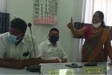 மன்னார் பிரதேச சபை பட்ஜெட்டில் சண்டையில் கட்டிப் புரளும் ஆண் - பெண்