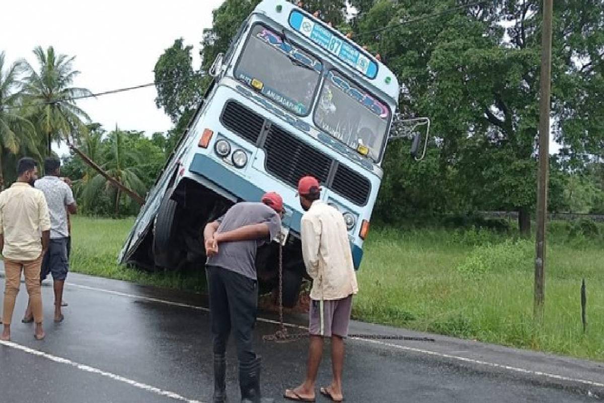 களுத்துறையில் பேருந்து விபத்து - 14 பேர் காயமடைந்து வைத்தியசாலையில் அனுமதி | Bulathsinhala Accident களுத்துறையில் பேருந்து விபத்து - 14 பேர் காயமடைந்து வைத்தியசாலையில் அனுமதி | Bulathsinhala Accident