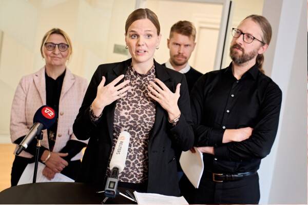 15 வயதுக்குட்பட்ட சிறார்கள் சமூக ஊடகங்களை பயன்படுத்த தடை! எந்த நாட்டில் தெரியுமா? | Denmark Social Media Ban For Under 15 Children 15 வயதுக்குட்பட்ட சிறார்கள் சமூக ஊடகங்களை பயன்படுத்த தடை! எந்த நாட்டில் தெரியுமா? | Denmark Social Media Ban For Under 15 Children